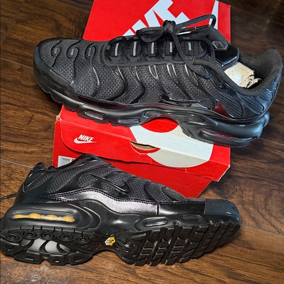 Nike Men's Black Air Max Plus Sneakers size 12